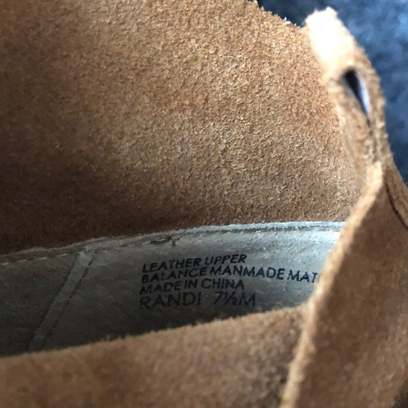 Super cute ankle booties with fringe on sides. - Picture 5 of 6